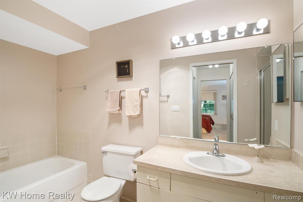 29691 Pine Ridge Circle Farmington Hills, MI 48331 - Photo 25 of 39
