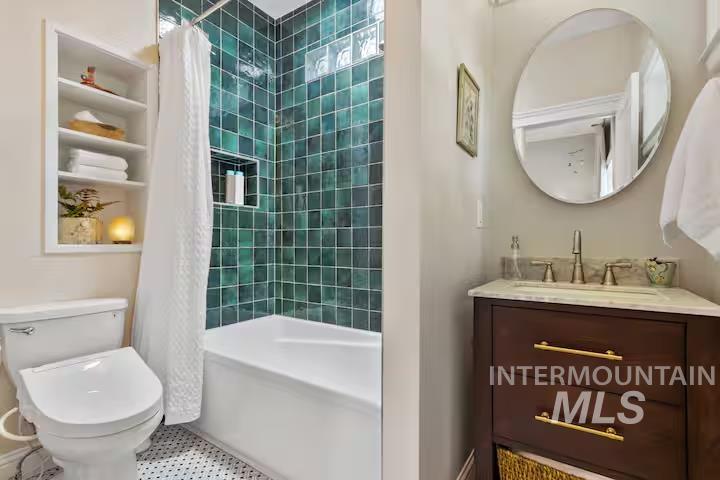 1617 North 5th Street Boise, ID 83702 - Photo 20 of 36 Full bath with vanity, shower / tub combo with curtain, and built in features