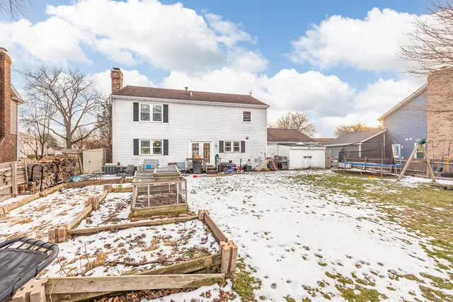 a view of a yard with a house