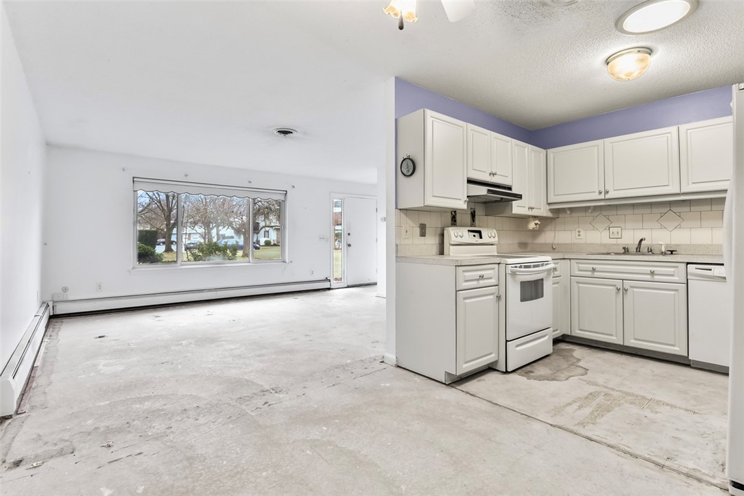 71 Fox Ridge Crescent Warwick, RI 02886 - Photo 5 of 20 Kitchen and Dining area