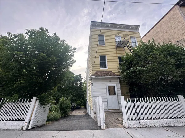 $2,700 | 437 Warburton Avenue, Unit 2, Hastings-on-Hudson, NY 10706