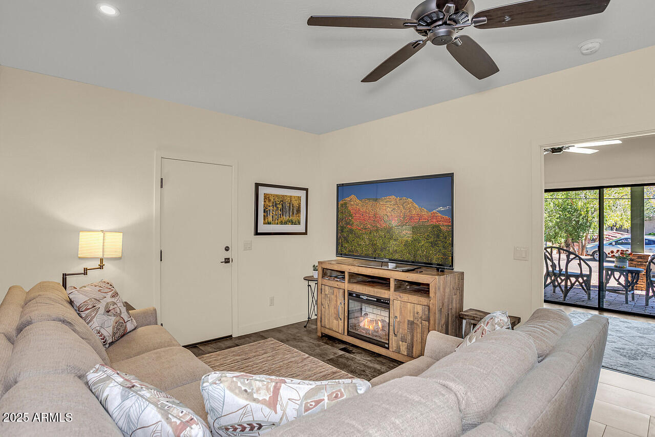 289 Wilson Road Sedona, AZ 86336 - Photo 15 of 43 HK5A7953-w-pic-in-tv