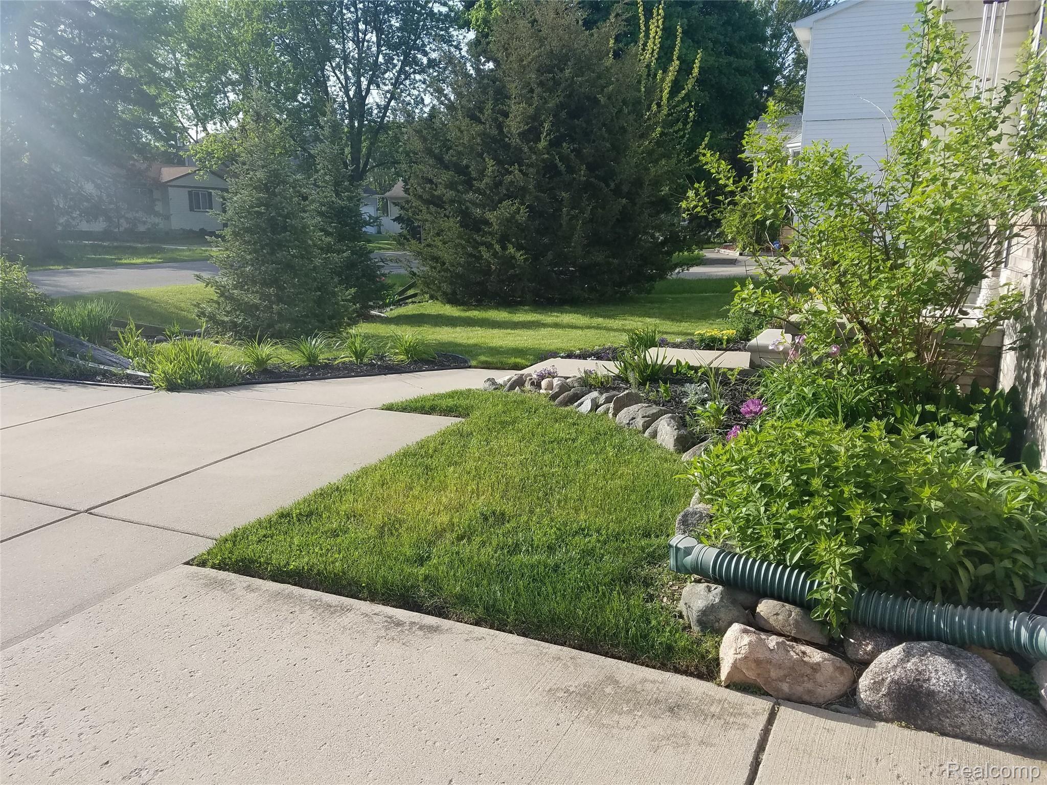 2715 Longview Avenue Rochester, MI 48307 - Photo 2 of 35 20190522_183215.jpg