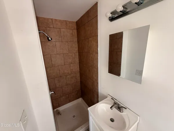 $1,200 | 8 Gardiner Street, Amsterdam, NY 12010
