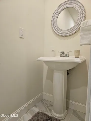 $2,100 | 489 Grooms Road, Unit B, Clifton Park, NY 12065