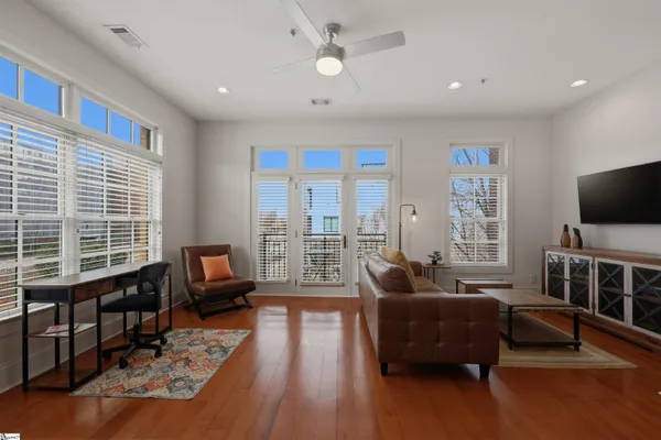 $2,350 | 301 Augusta Street, Unit 203, Greenville, SC 29601