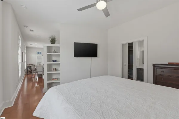 $2,350 | 301 Augusta Street, Unit 203, Greenville, SC 29601