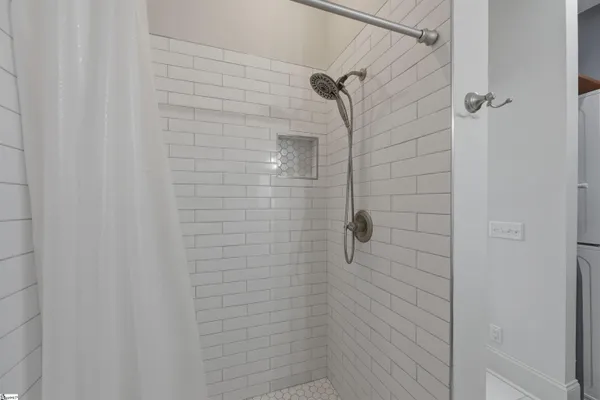 $2,350 | 301 Augusta Street, Unit 203, Greenville, SC 29601