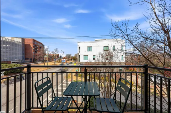 $2,350 | 301 Augusta Street, Unit 203, Greenville, SC 29601