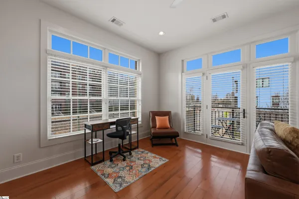 $2,350 | 301 Augusta Street, Unit 203, Greenville, SC 29601