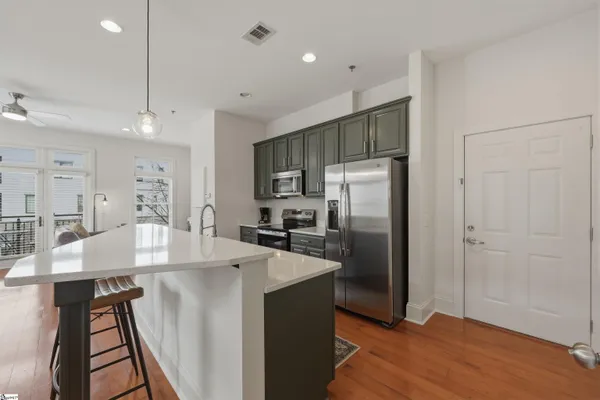 $2,350 | 301 Augusta Street, Unit 203, Greenville, SC 29601