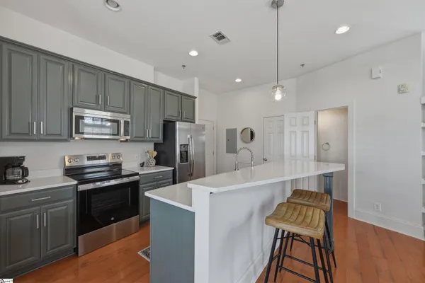 $2,350 | 301 Augusta Street, Unit 203, Greenville, SC 29601