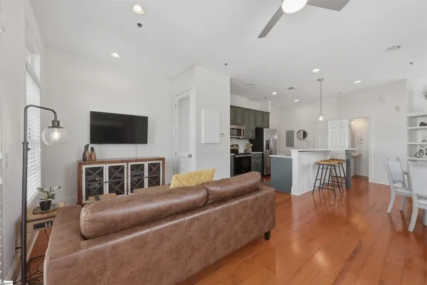 $2,350 | 301 Augusta Street, Unit 203, Greenville, SC 29601