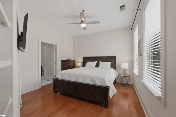 $2,350 | 301 Augusta Street, Unit 203, Greenville, SC 29601