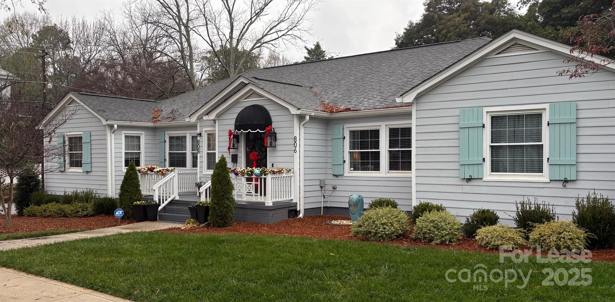 a view of house with a yard