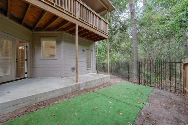 a view of a back yard