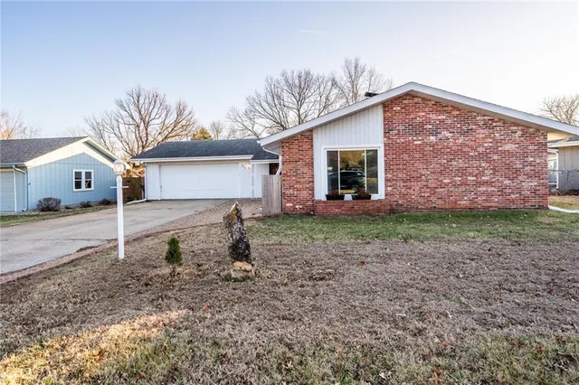 $314,750 | 925 West 27th Terrace, Lawrence, KS 66046