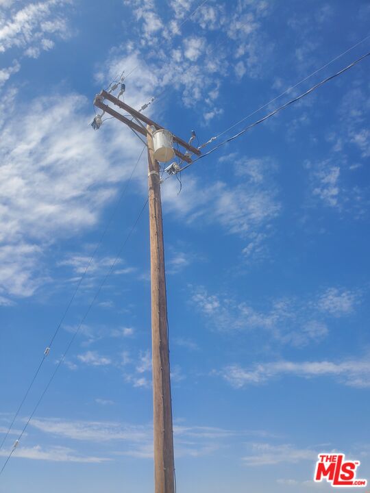 7797 Quartz Road Mojave, CA 93501 - Photo 17 of 23 a bathroom with a shower