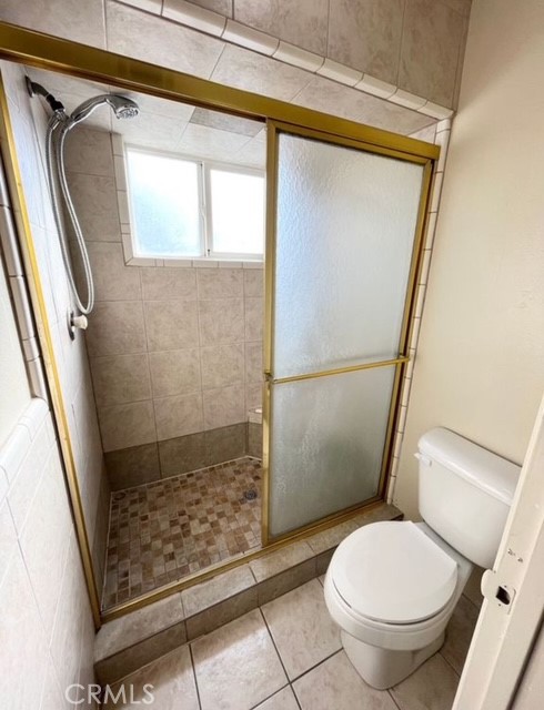 3056 Bedford Drive Merced, CA 95340 - Photo 17 of 19 a bathroom with a toilet and a shower