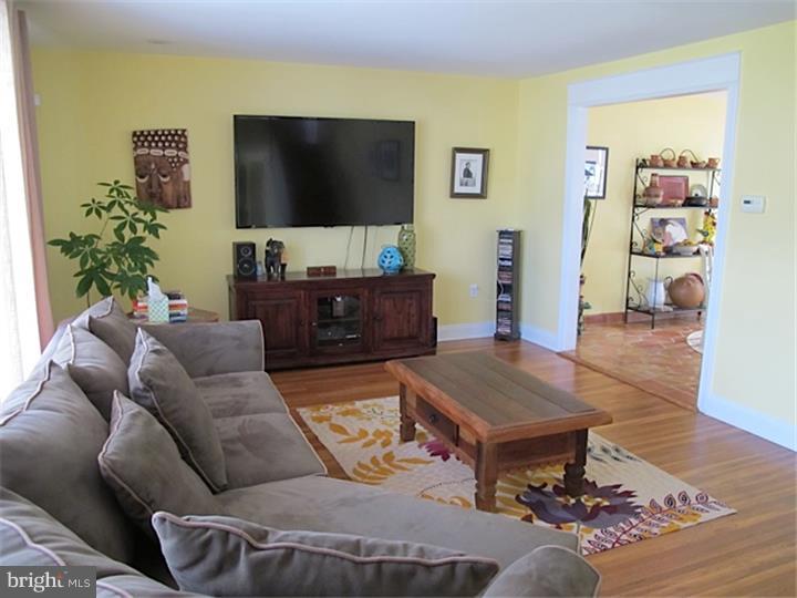 9728 Glenhope Road Philadelphia, PA 19115 - Photo 2 of 19 Living Room