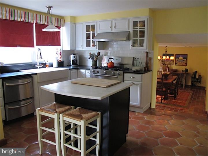 9728 Glenhope Road Philadelphia, PA 19115 - Photo 10 of 19 Kitchen