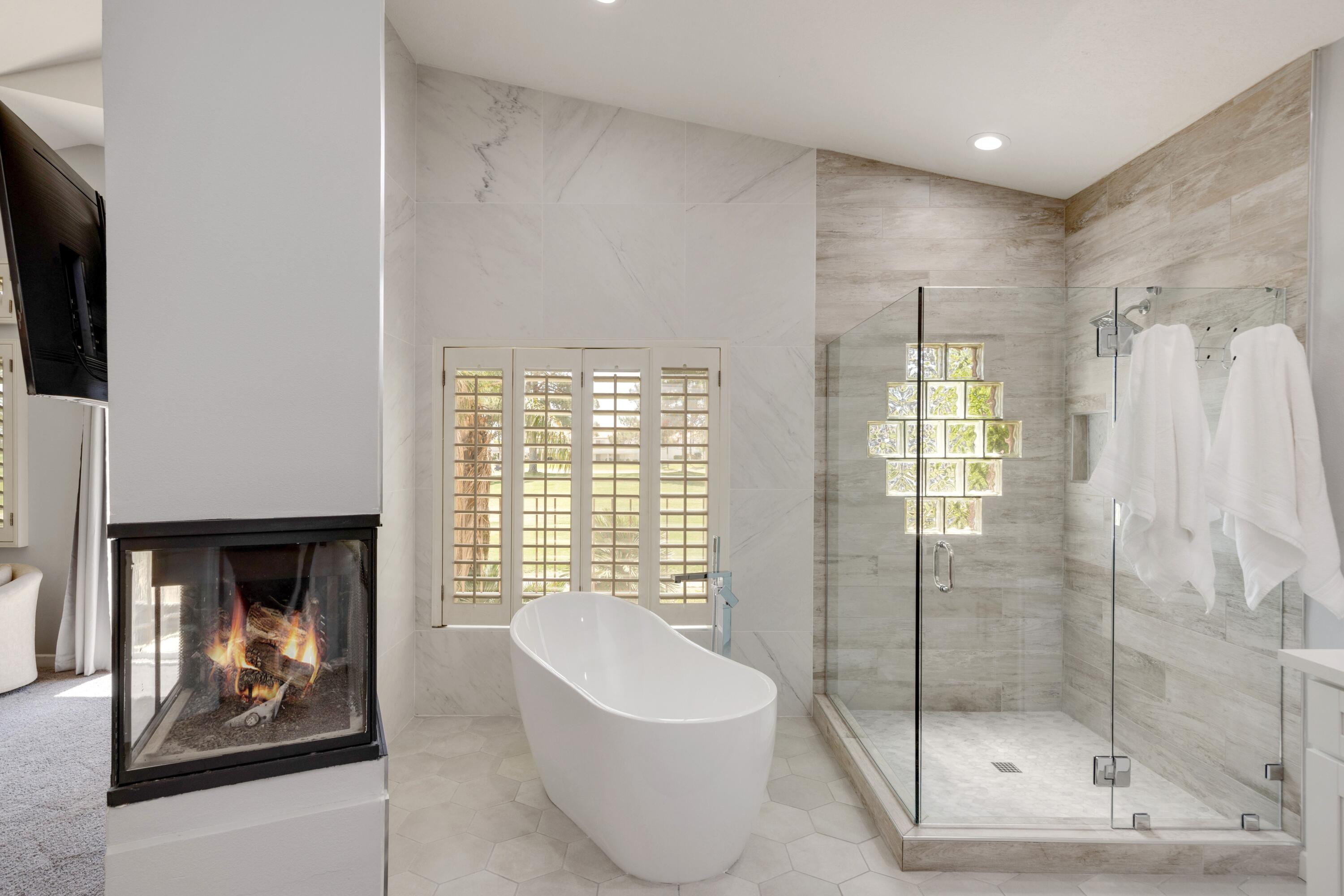 351 Augusta Drive Palm Desert, CA 92211 - Photo 14 of 26 a bathroom with a toilet a sink and bathtub