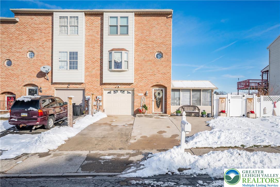 a view of a livingroom with furniture