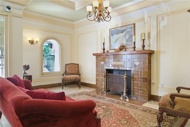 a view of a livingroom with entryway