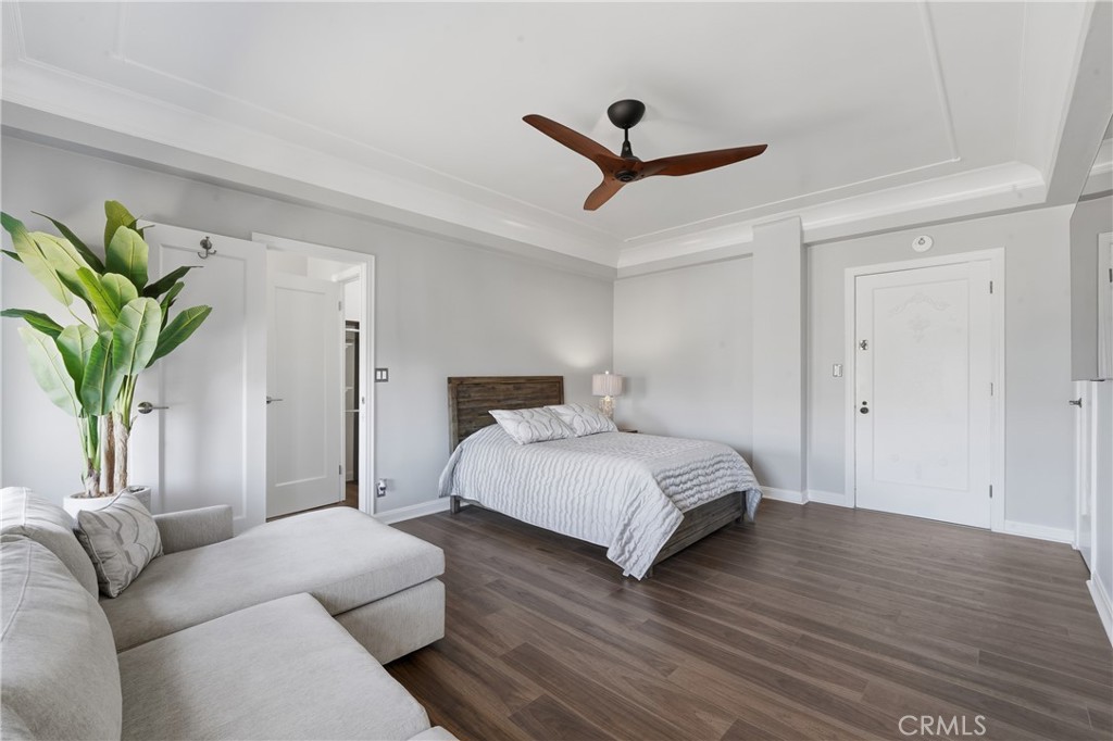 1030 East Ocean Boulevard, Unit 509 Long Beach, CA 90802 - Photo 4 of 39 a bedroom with a bed a couch and a potted plant