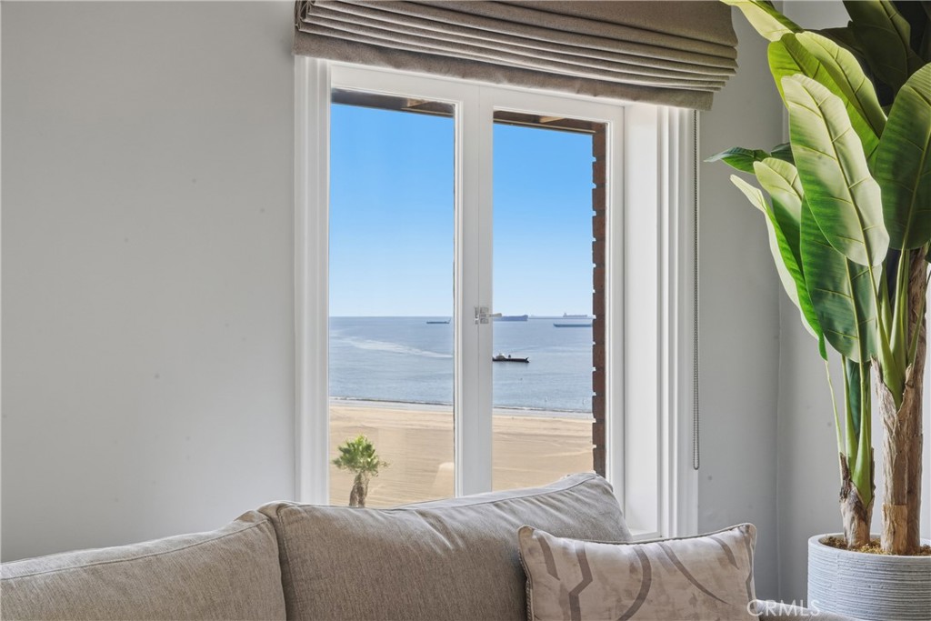 1030 East Ocean Boulevard, Unit 509 Long Beach, CA 90802 - Photo 9 of 39 a bedroom with a bed and a potted plant