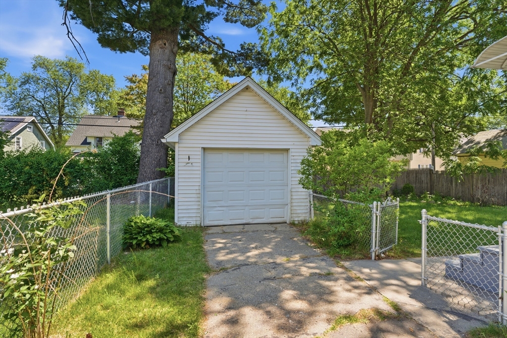 47 Thorndyke Street Springfield, MA 01118 - Photo 35 of 42