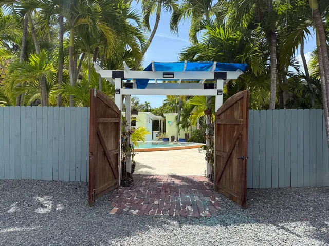 a view of a house with backyard