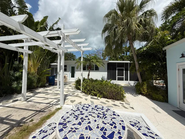 a view of a entryway of a building