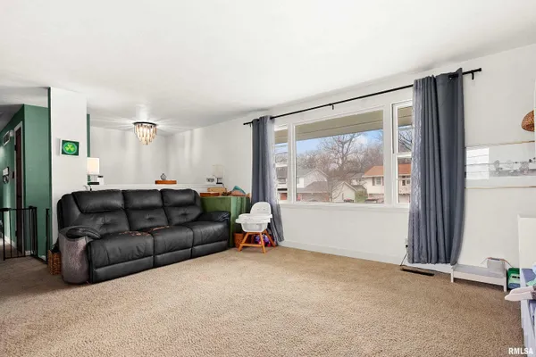$220,000 | 1712 West Pinewood Place, Peoria, IL 61614