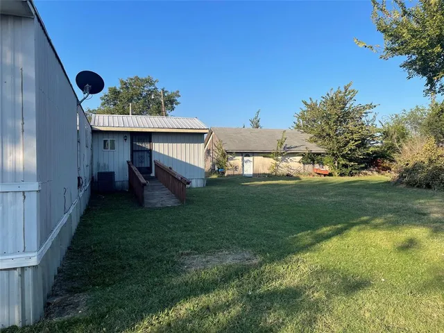 a view of a house with a backyard
