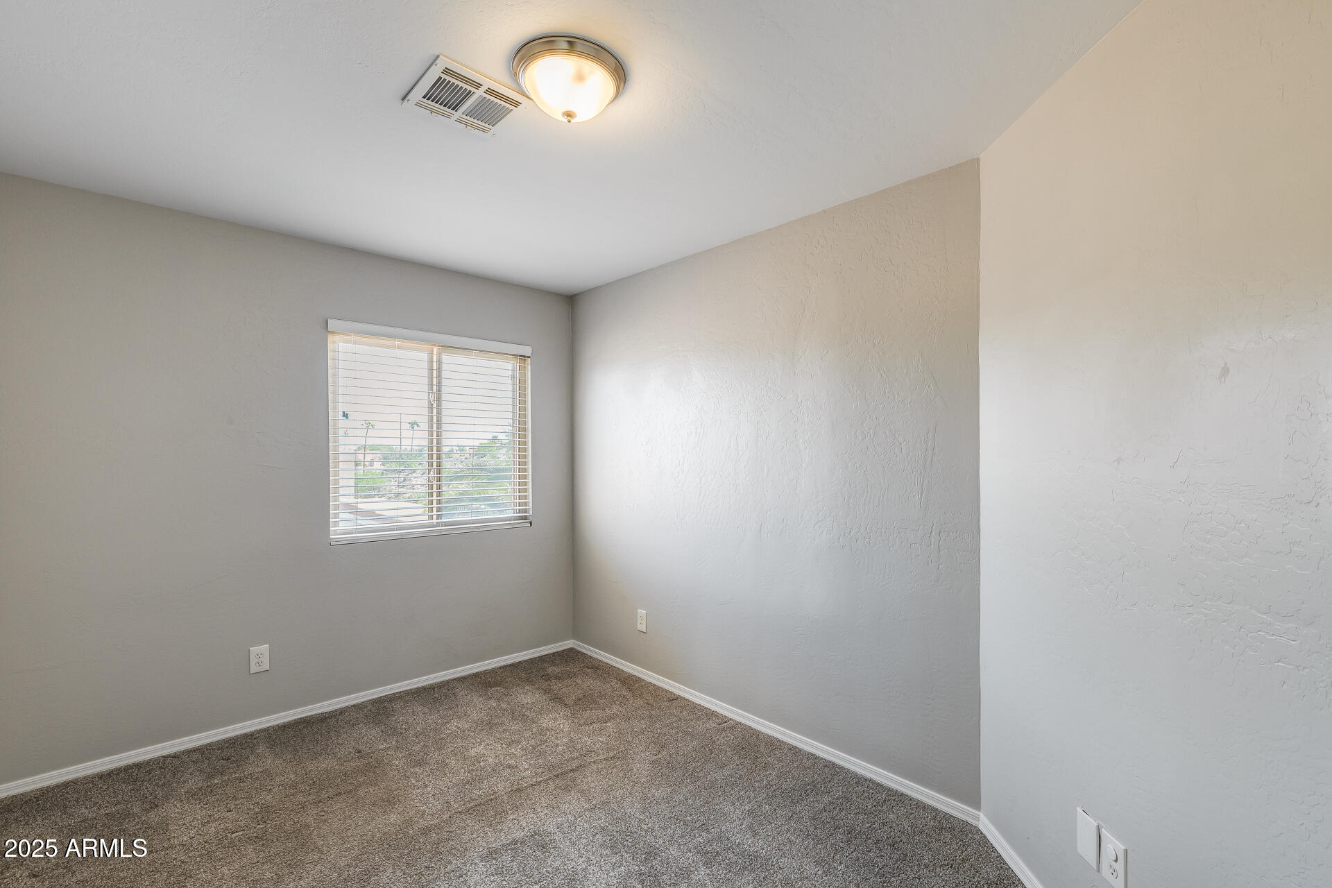 14452 South 40th Street Phoenix, AZ 85044 - Photo 49 of 92 an empty room with a window