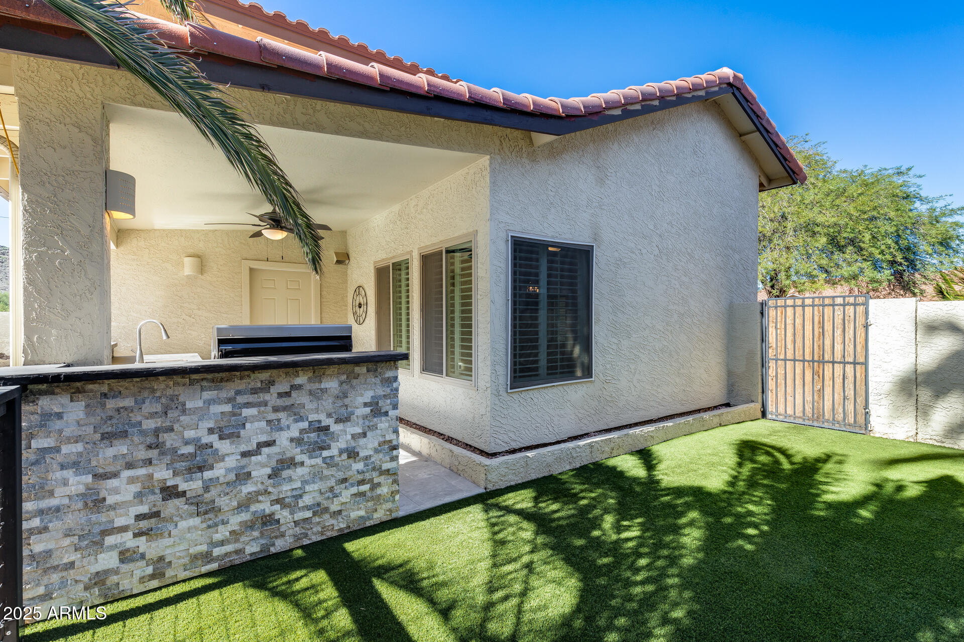 14452 South 40th Street Phoenix, AZ 85044 - Photo 73 of 92 a front view of a house with garden