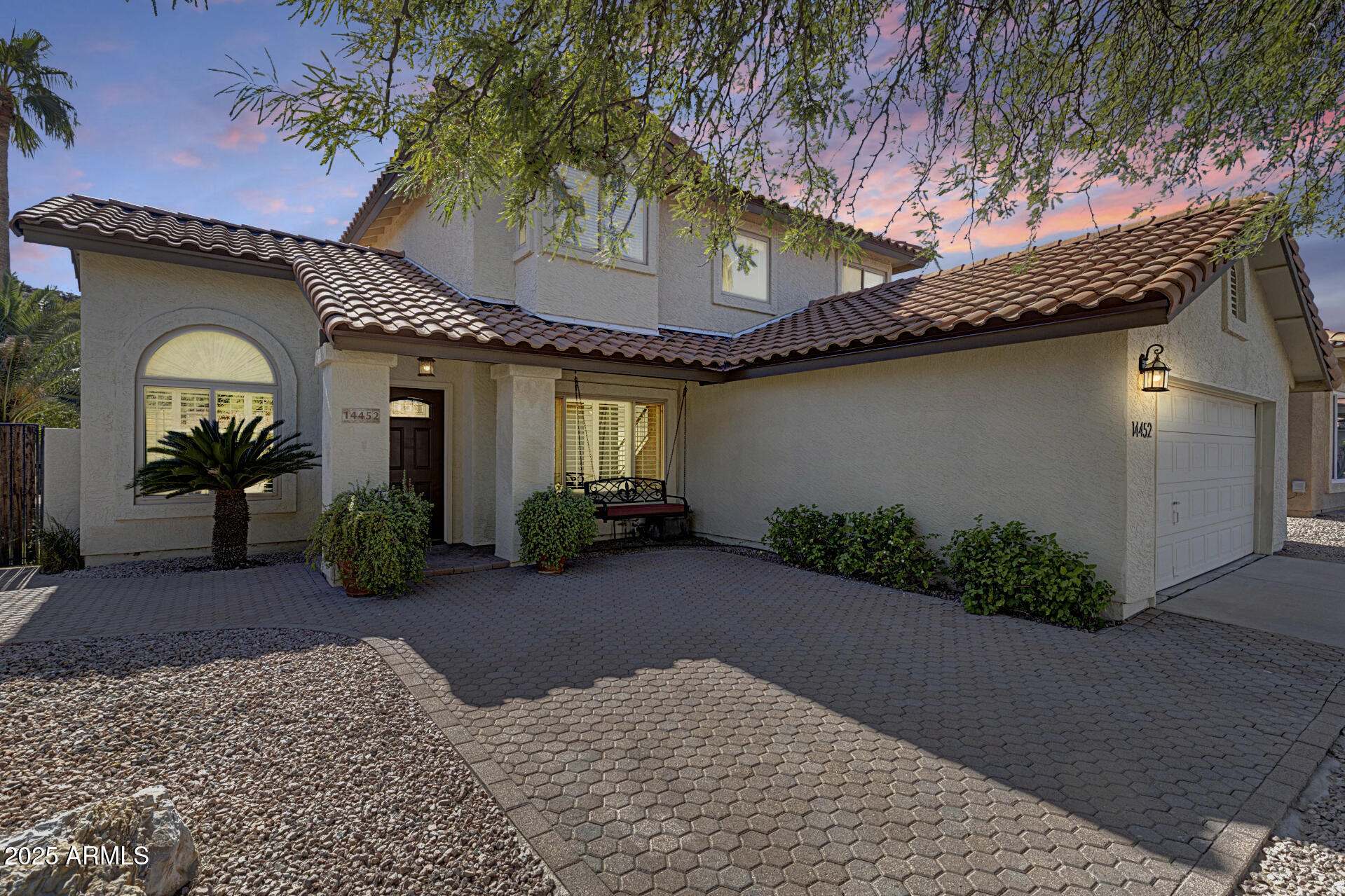 14452 South 40th Street Phoenix, AZ 85044 - Photo 79 of 92 a front view of a house with garden