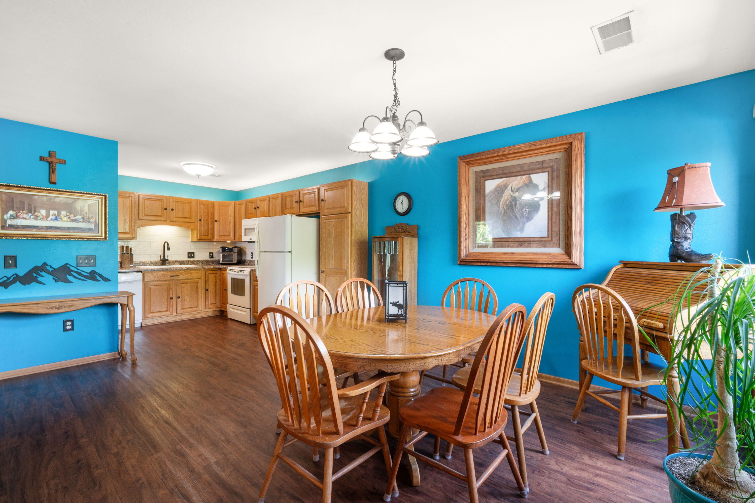 951 Spring Court Newburg, WI 53095 - Photo 2 of 20 11_imgDSC04653