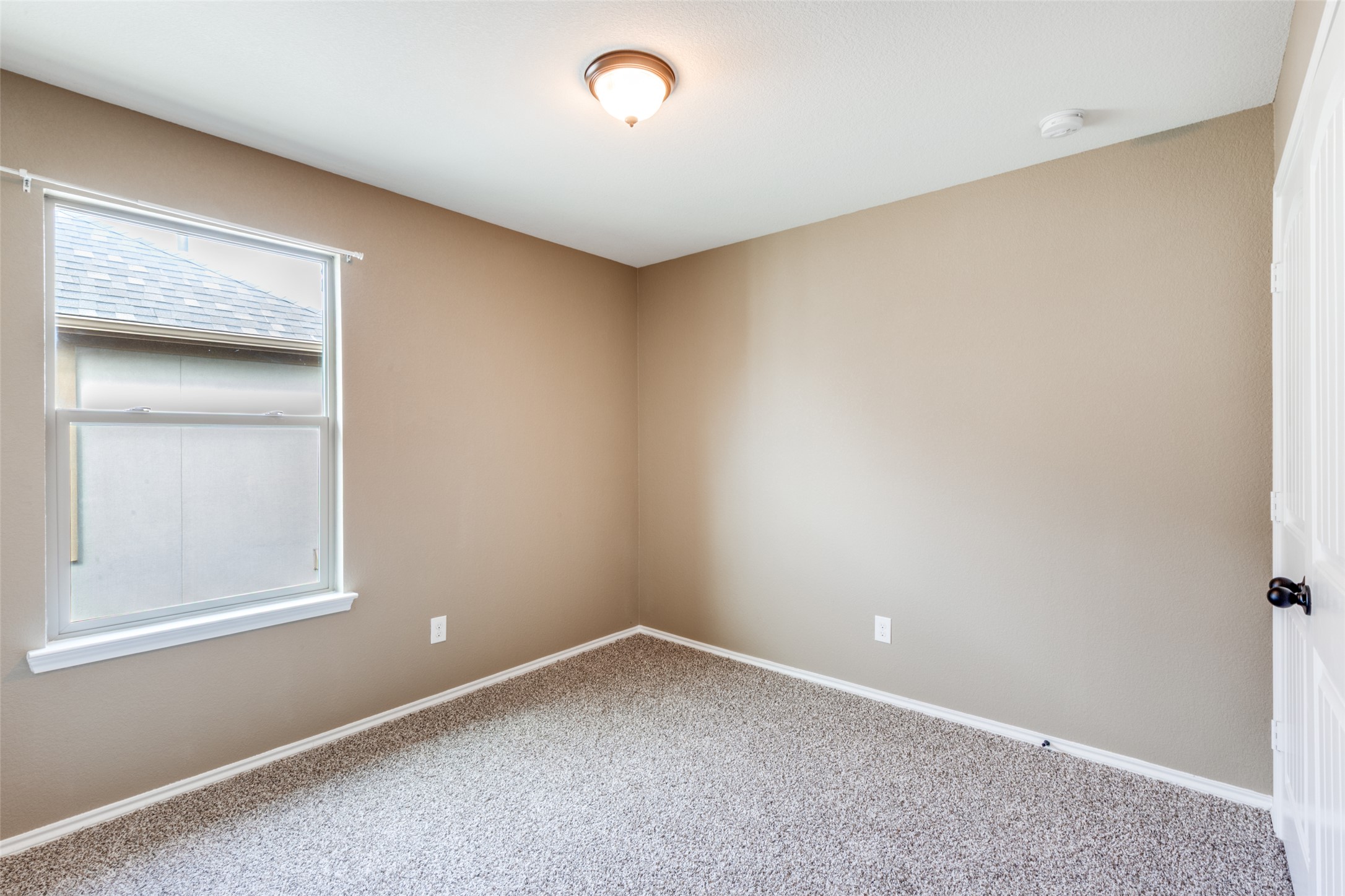 1205 Half Hitch Trail Georgetown, TX 78633 - Photo 8 of 12 an empty room with a workbench