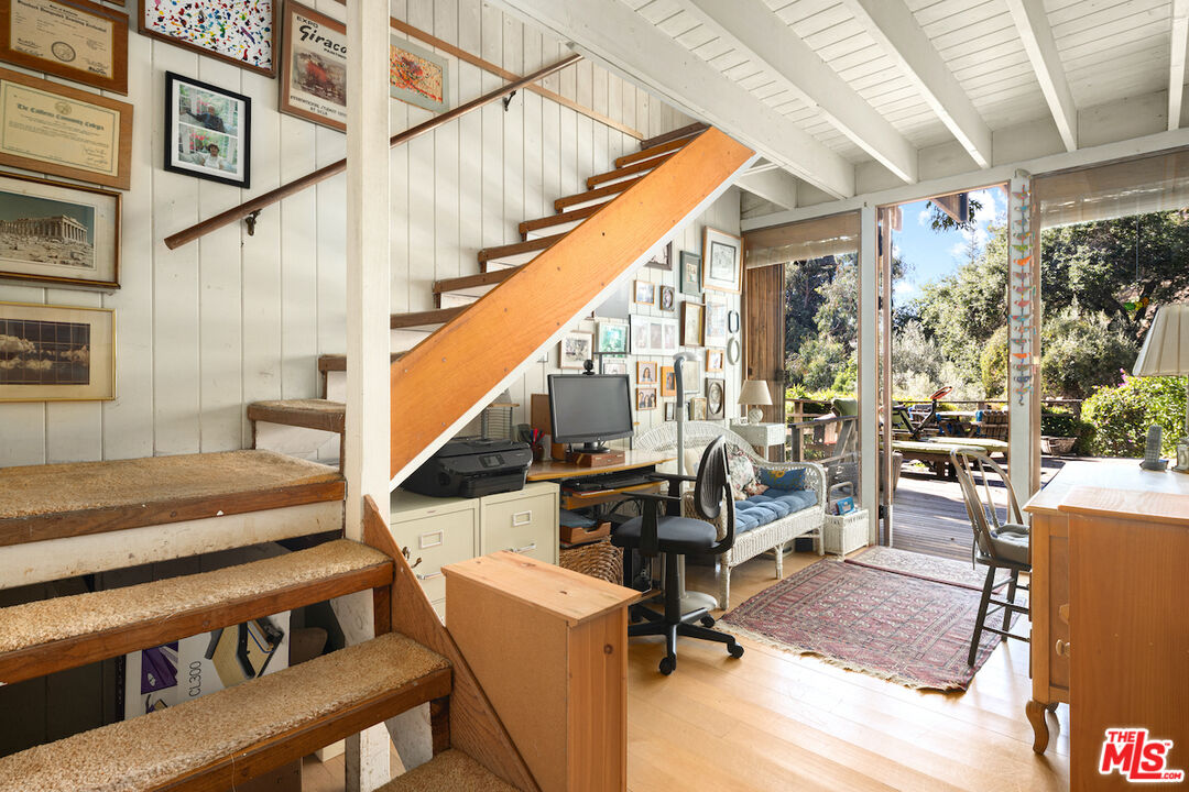 537 West Rustic Road Santa Monica, CA 90402 - Photo 11 of 22 a view of entryway