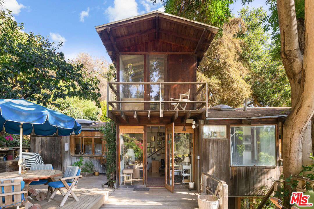 537 West Rustic Road Santa Monica, CA 90402 - Photo 12 of 22 a front view of a house