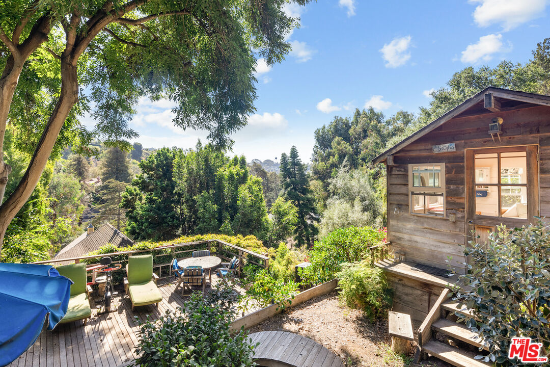 537 West Rustic Road Santa Monica, CA 90402 - Photo 16 of 22 a backyard of a house with lots of green space