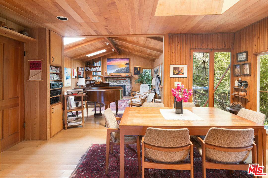 537 West Rustic Road Santa Monica, CA 90402 - Photo 5 of 22 a dining room with furniture and window