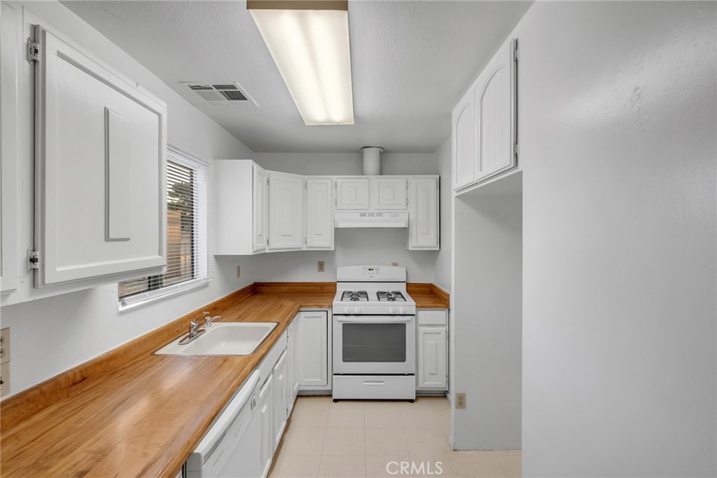 13189-13193 Begonia Road, Unit 2 Victorville, CA 92392 - Photo 21 of 25 13193 Begonia Rd. (kitchen)