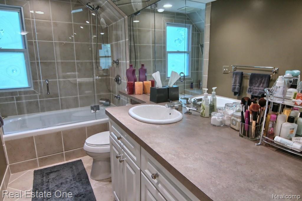 6785 Halyard Road Bloomfield Hills, MI 48301 - Photo 29 of 40 Bathroom.jpg