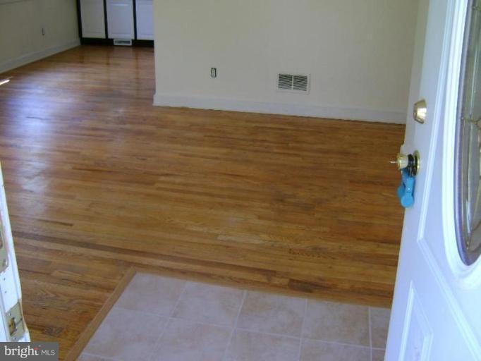 115 Tapawingo Road Southwest Vienna, VA 22180 - Photo 4 of 14 Entrance / Foyer