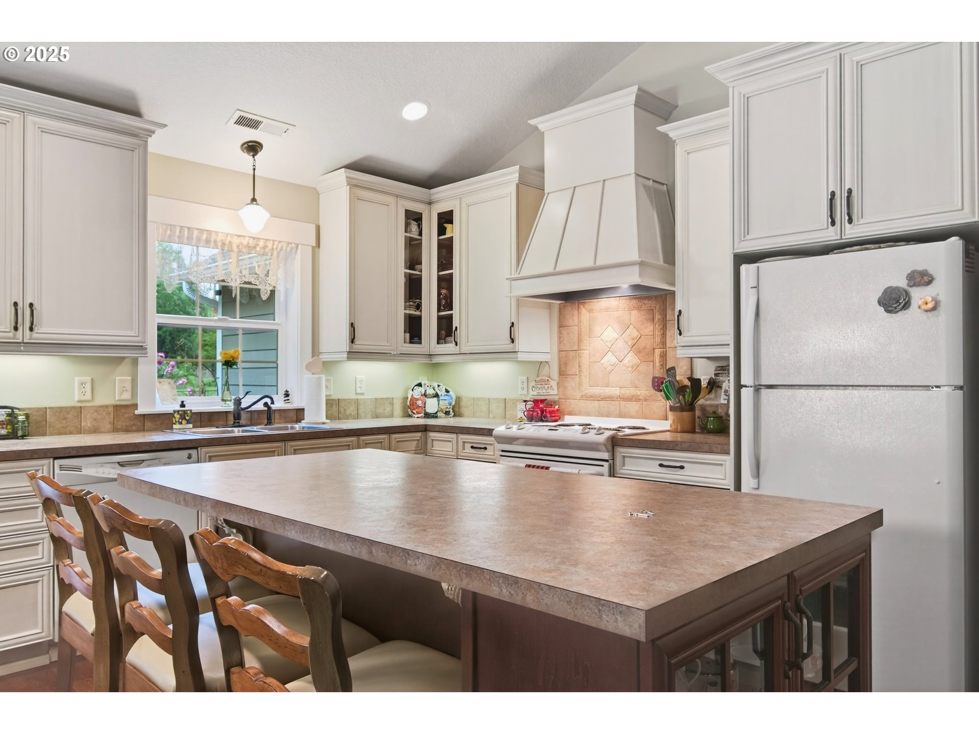 721 Abernathy Creek Road Longview, WA 98632 - Photo 12 of 40 a kitchen with kitchen island a sink a stove a refrigerator and cabinets