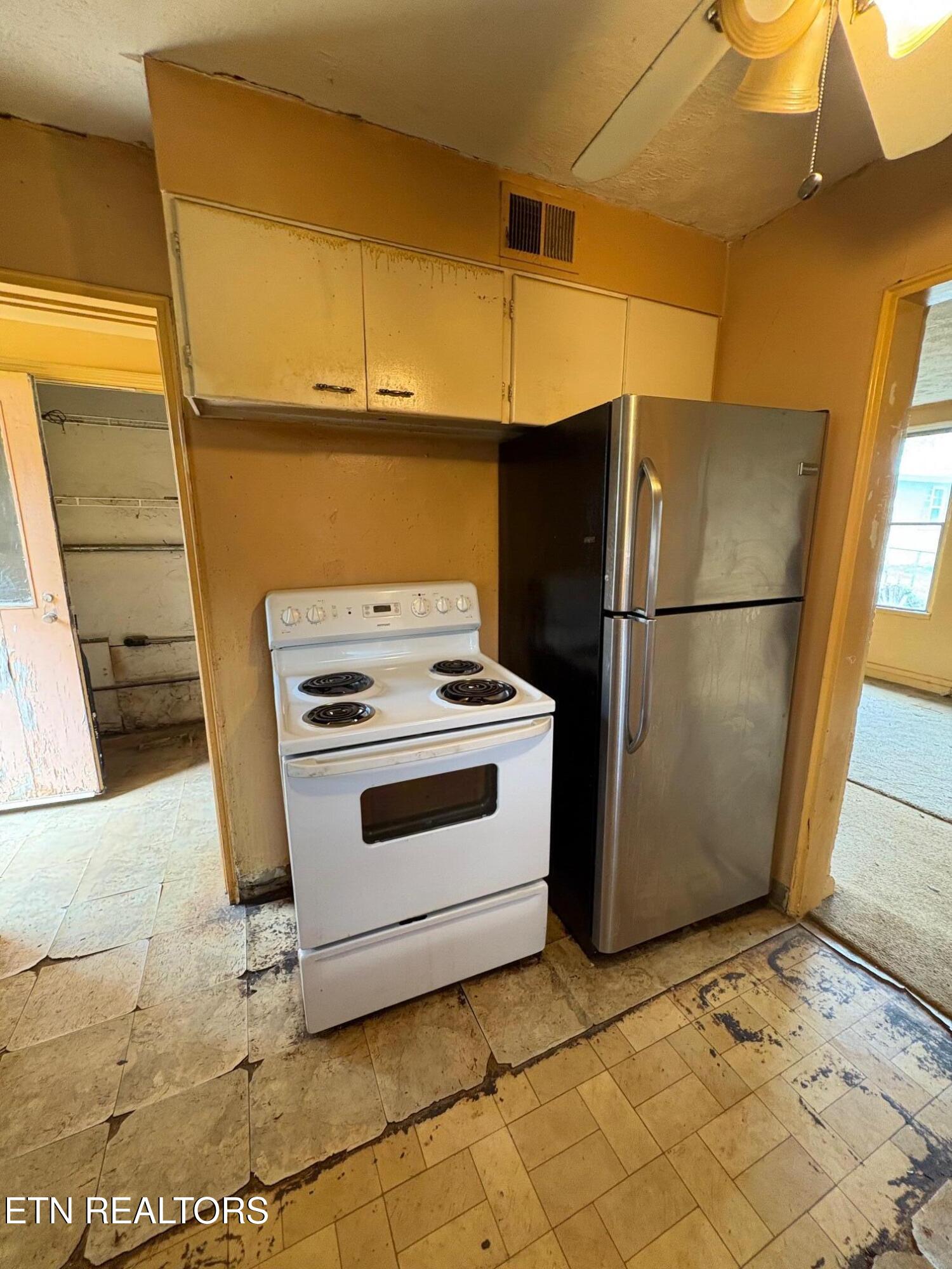 109 Niagara Lane Oak Ridge, TN 37830 - Photo 5 of 22 kitchen