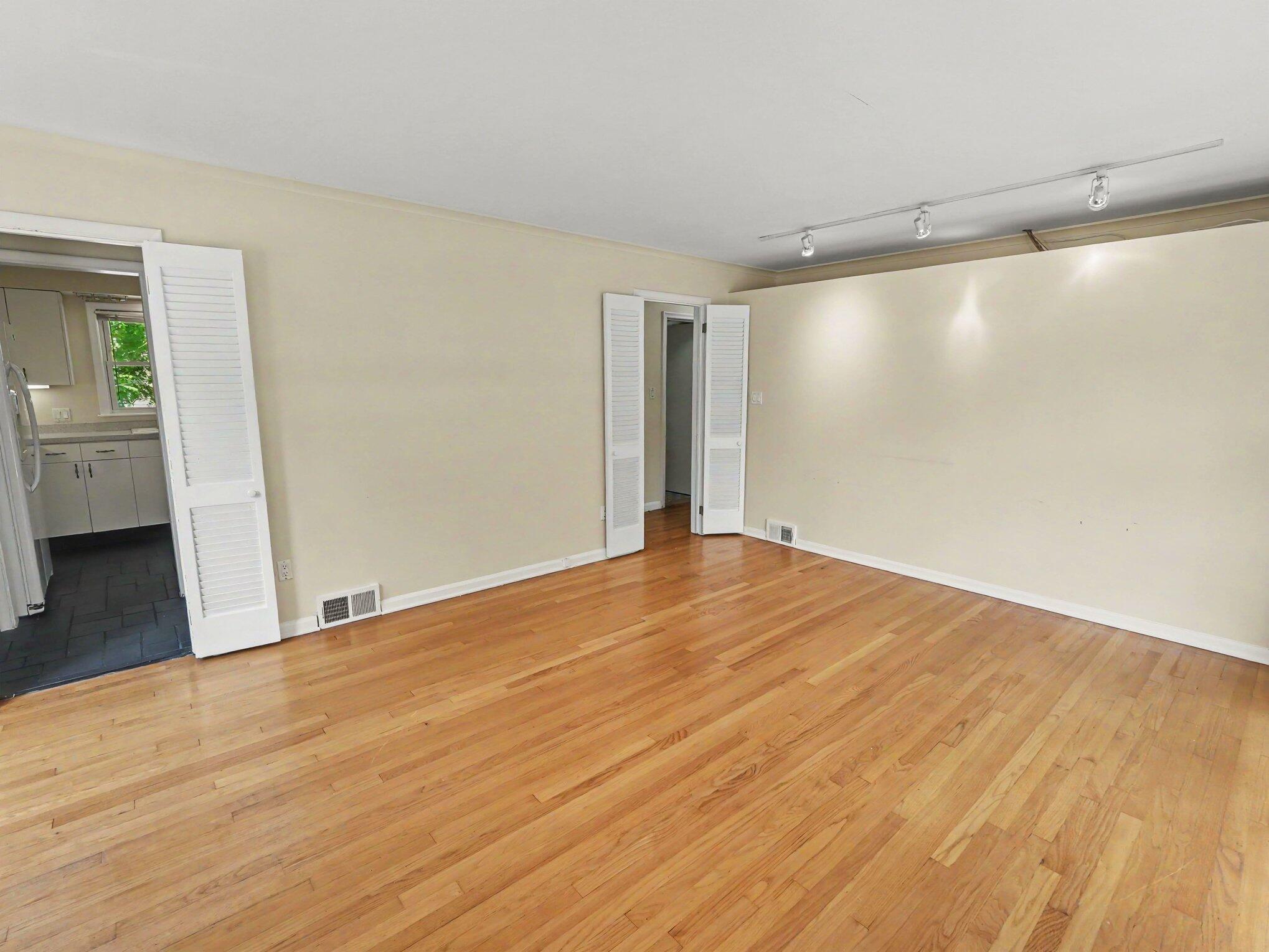 2010 Ferdon Road Ann Arbor, MI 48104 - Photo 5 of 24 008_file_8799